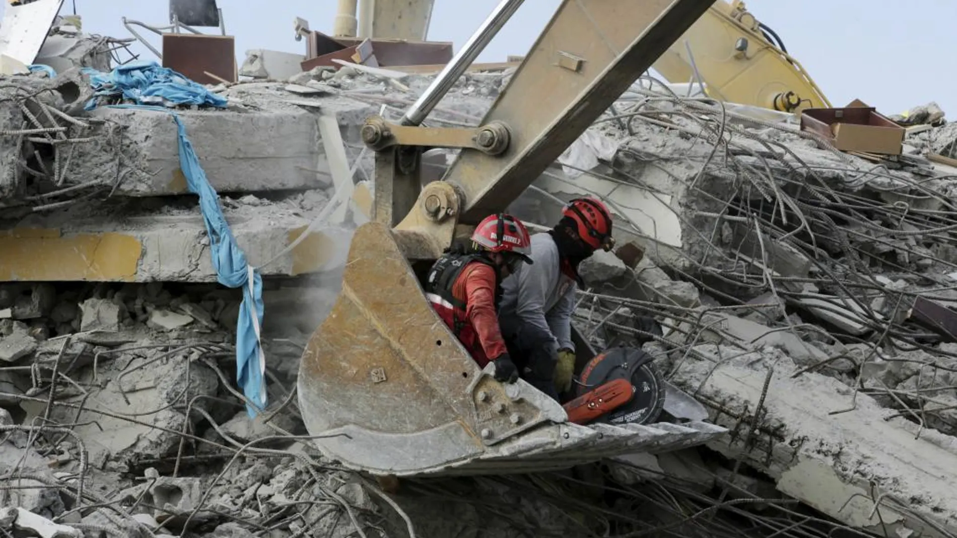 Labores de rescate en un hotel destruido por el terremoto en Pedernales