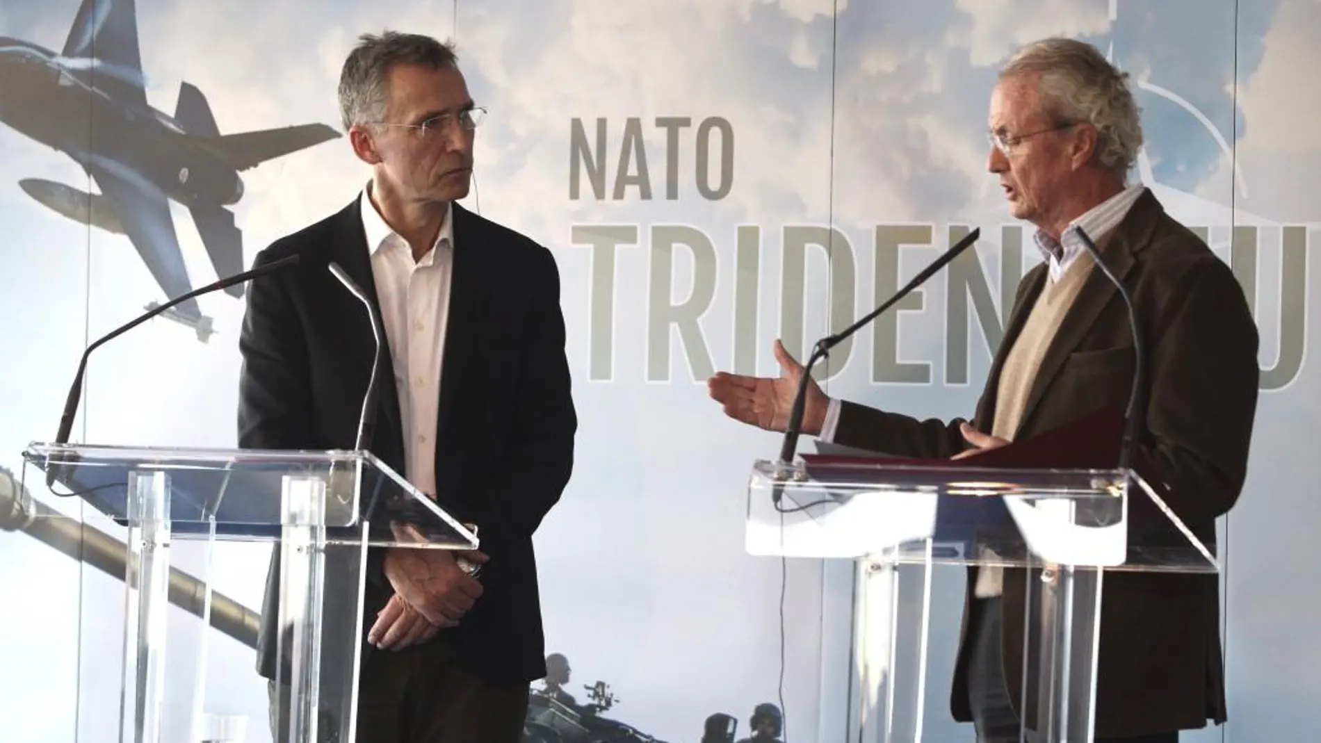 El ministro de Defensa, Pedro Morenés (d), y el secretario general de la OTAN, Jens Stoltenberg (d), en su intervención al final del ejercicio Trident Juncture 2015 que la OTAN realizó en el campo de maniobras de San Gregorio, en Zaragoza