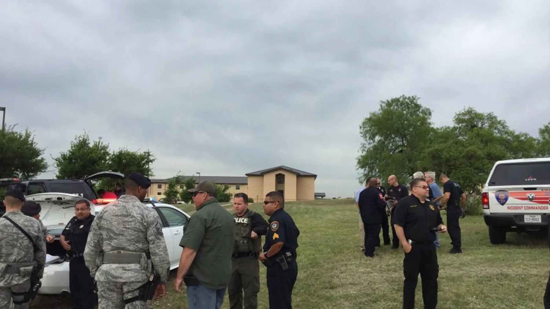 Agentes en las inmediaciones de la base aérea de San Antonio