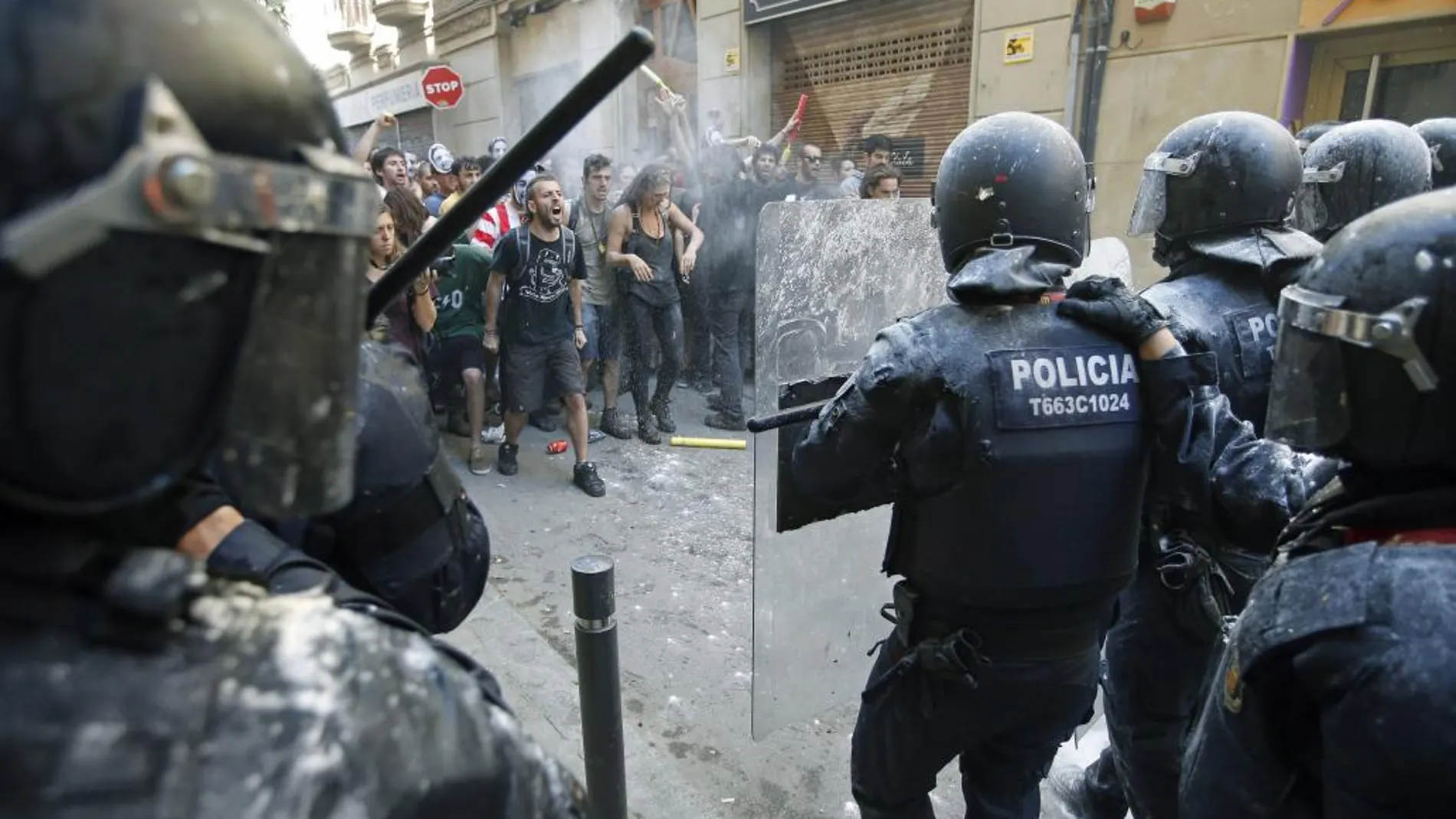 Okupas y Mossos durante los nuevos incidentes en el "banco expropiado"