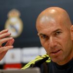 El técnico del Real Madrid, Zinedine Zidane, durante la rueda de prensa posterior al entrenamiento del equipo hoy en Valdebebas.