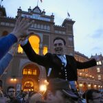Andy Cartagena sale en volandas por la Puerta Grande de la Monumental madrileña