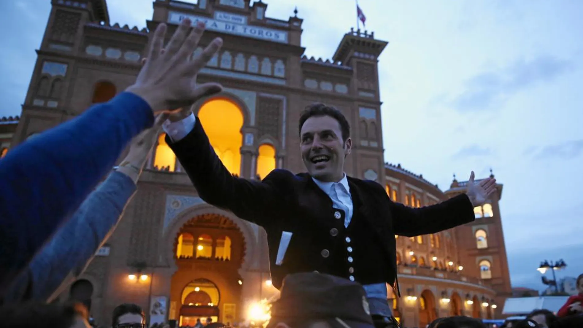 Andy Cartagena sale en volandas por la Puerta Grande de la Monumental madrileña