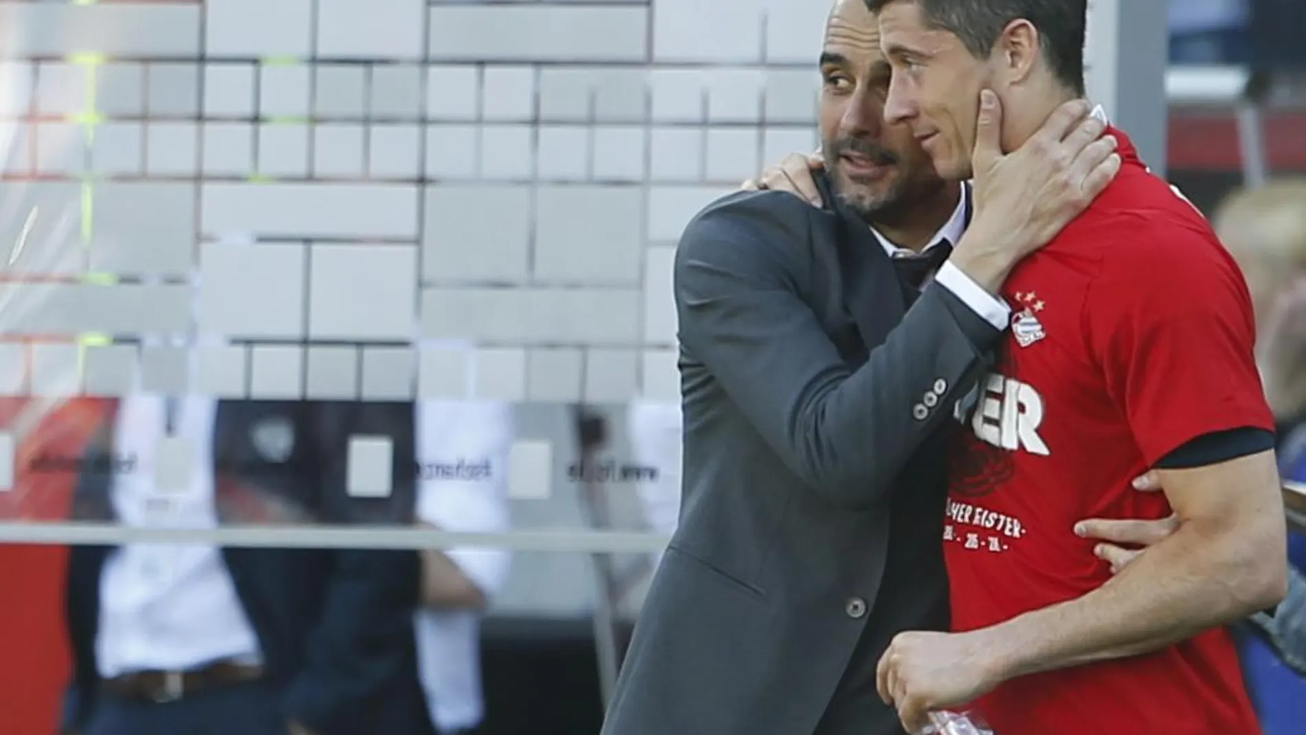 Pep Guardiola y Robert Lewandowski