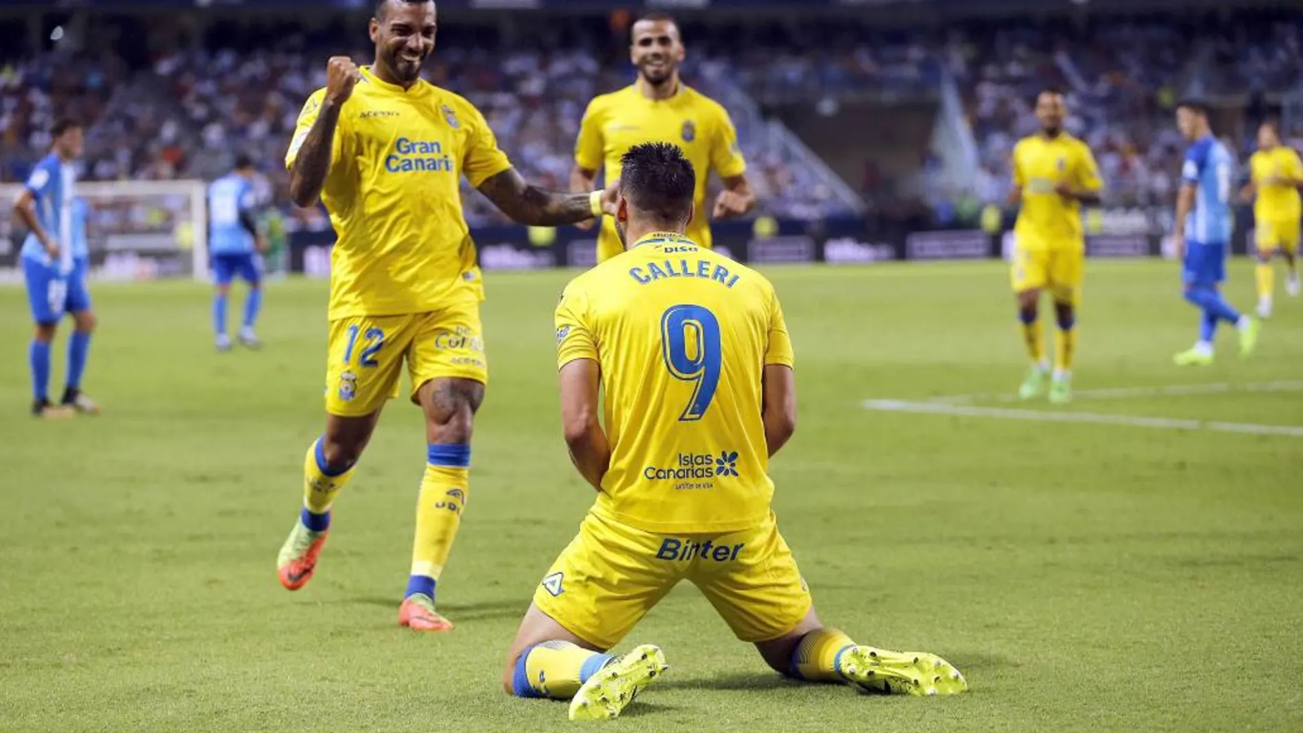 Jonathan Calleri y Michel Macedo celebran el segundo gol del equipo canario