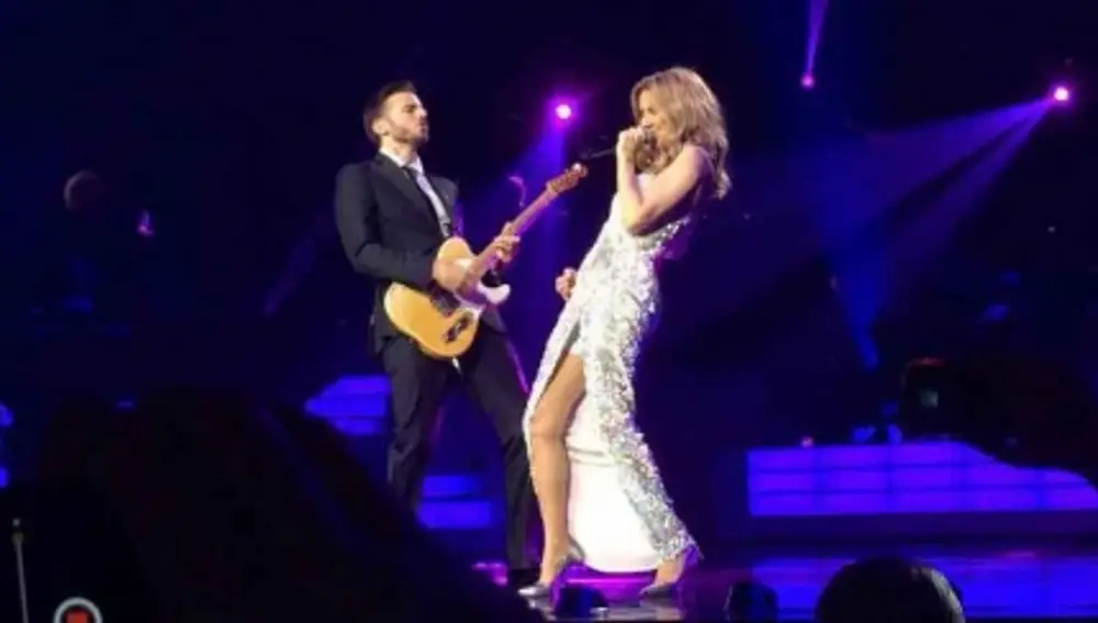 Celine Dion en concierto con su guitarrista