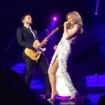 Celine Dion en concierto con su guitarrista