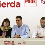 El secretario general del PSOE, Pedro Sánchez (c), junto a la presidenta del partido, Cristina Narbona (i), y el secretario de área de Organización, José Luis Ábalos