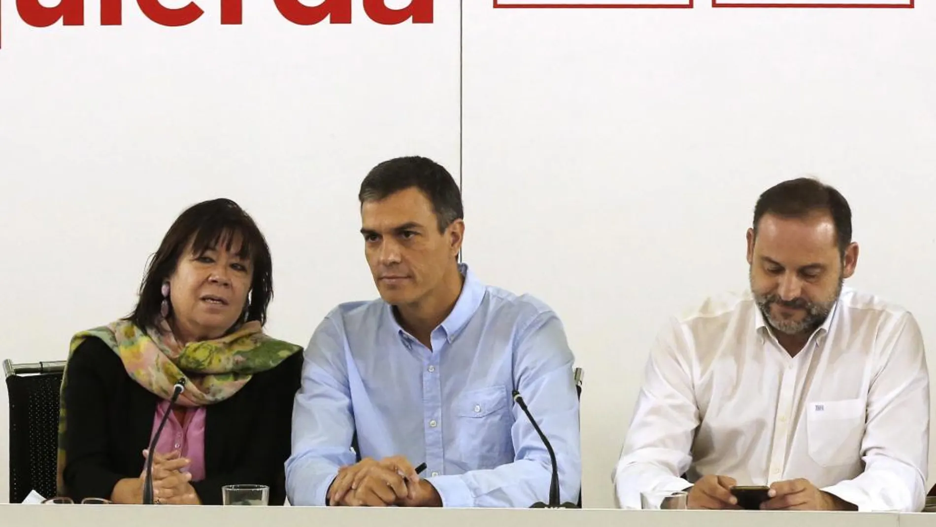 El secretario general del PSOE, Pedro Sánchez (c), junto a la presidenta del partido, Cristina Narbona (i), y el secretario de área de Organización, José Luis Ábalos