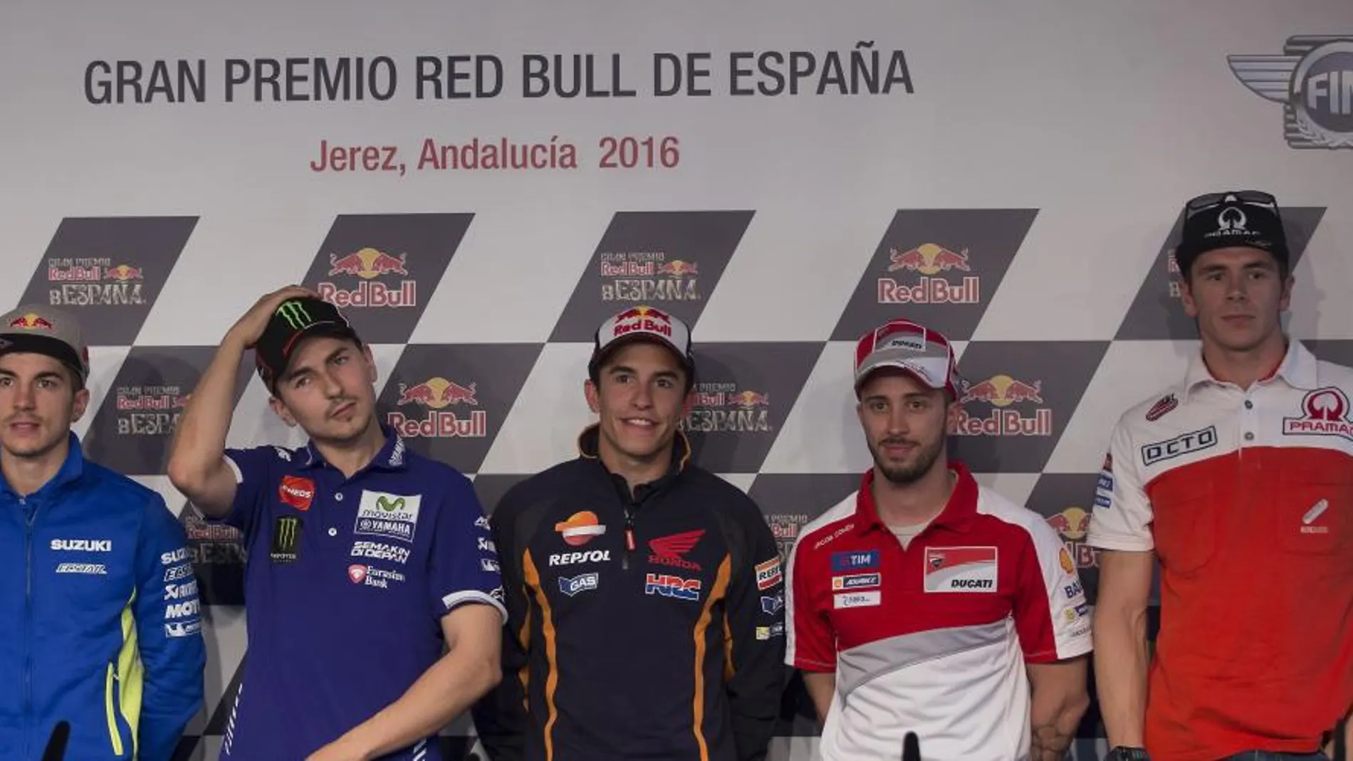 Los españoles Marc Márquez (c)( Repsol Honda) y Jorge Lorenzo(2i)( Yamaha) junto a Maverick Viñales(i), Andrea Dovizioso(2d)(Ducati), y Scott Redding(d), durante la rueda de prensa oficial ofrecida en el circuito de Jerez (Cádiz)