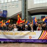 Cabecera de la concentración, convocada por Societat Civil Catalana, frente a la sede del Parlemento Europeo