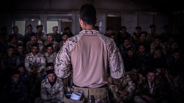 Un militar español con los alumnos iraquíes