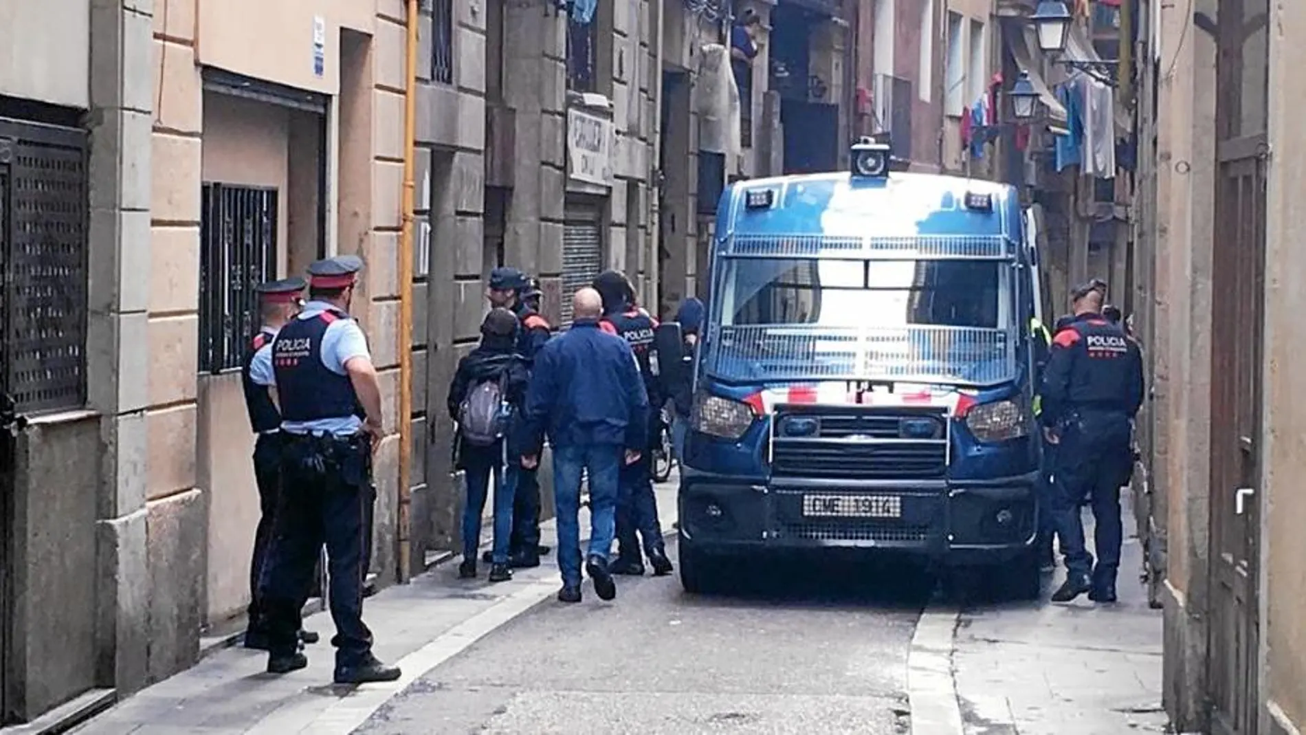 La operación policial tuvo lugar en las calles Riereta y Nou de la Rambla, en el barrio barcelonés del Raval.