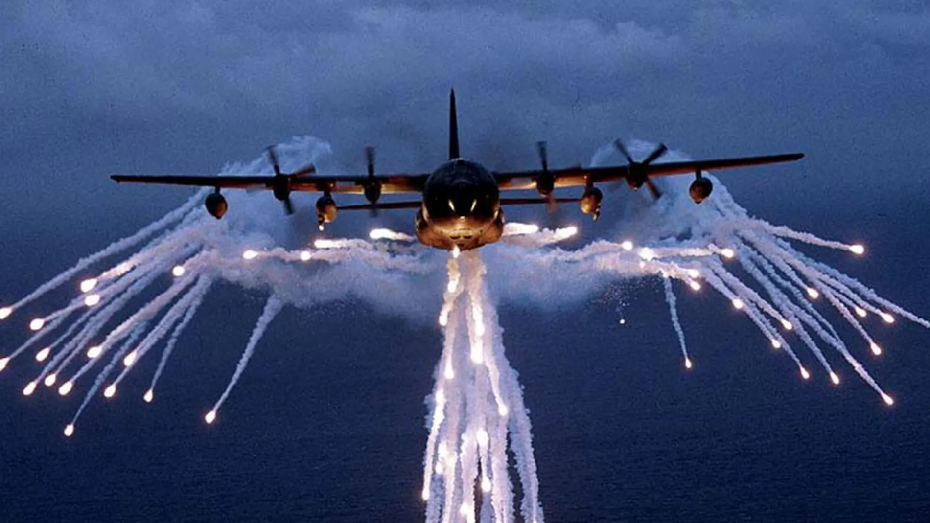 Un MC-130 desde el que ha sido lanzada la bomba