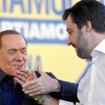 Berlusconi estrecha la mano ayer al jóven líder de la Liga Norte, Matteo Salvini, en Bolonia