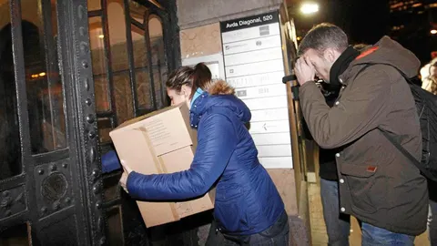 Dos policías nacionales entran en la sede de Método 3