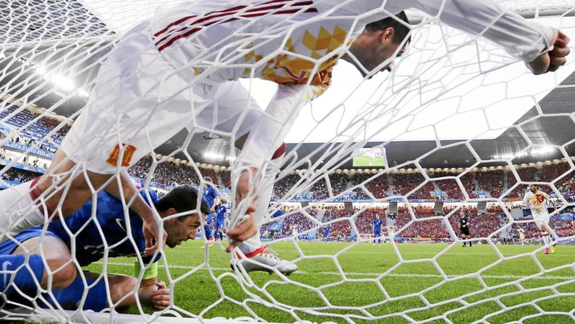 Morata, dentro de la portería de Italia, tras marcar el tanto de España, después de un pase de Cesc