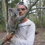 Frank Cuesta posa con un koala