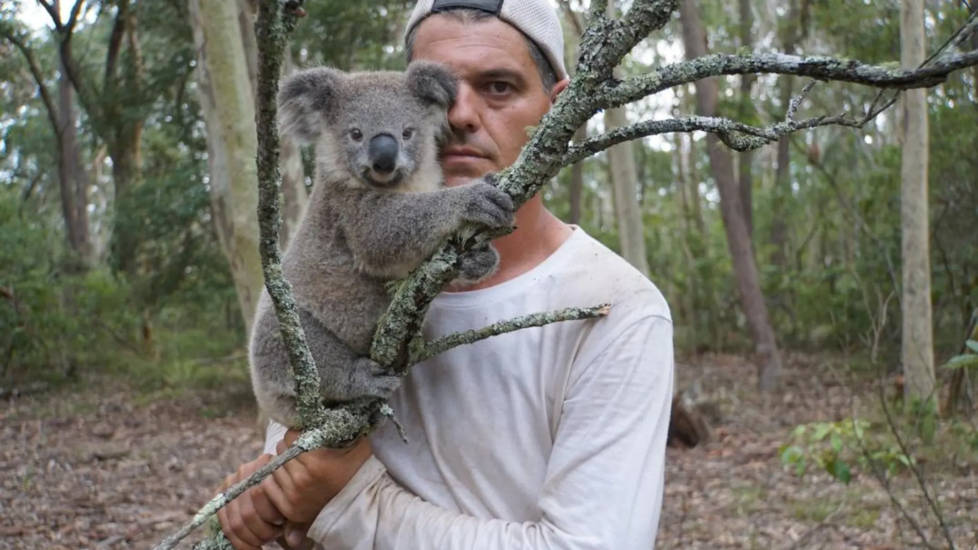 Frank Cuesta posa con un koala