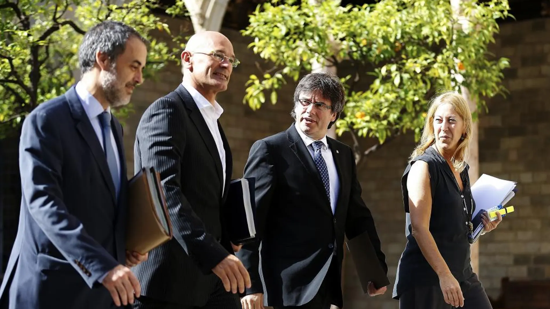 El secretario de Govern, Joan Vidal de Ciurana; el conseller de Exteriores, Raül Romeva; el presidente de la Generalitat, Carles Puigdemont; y la vicepresidenta del Govern, Neus Munté