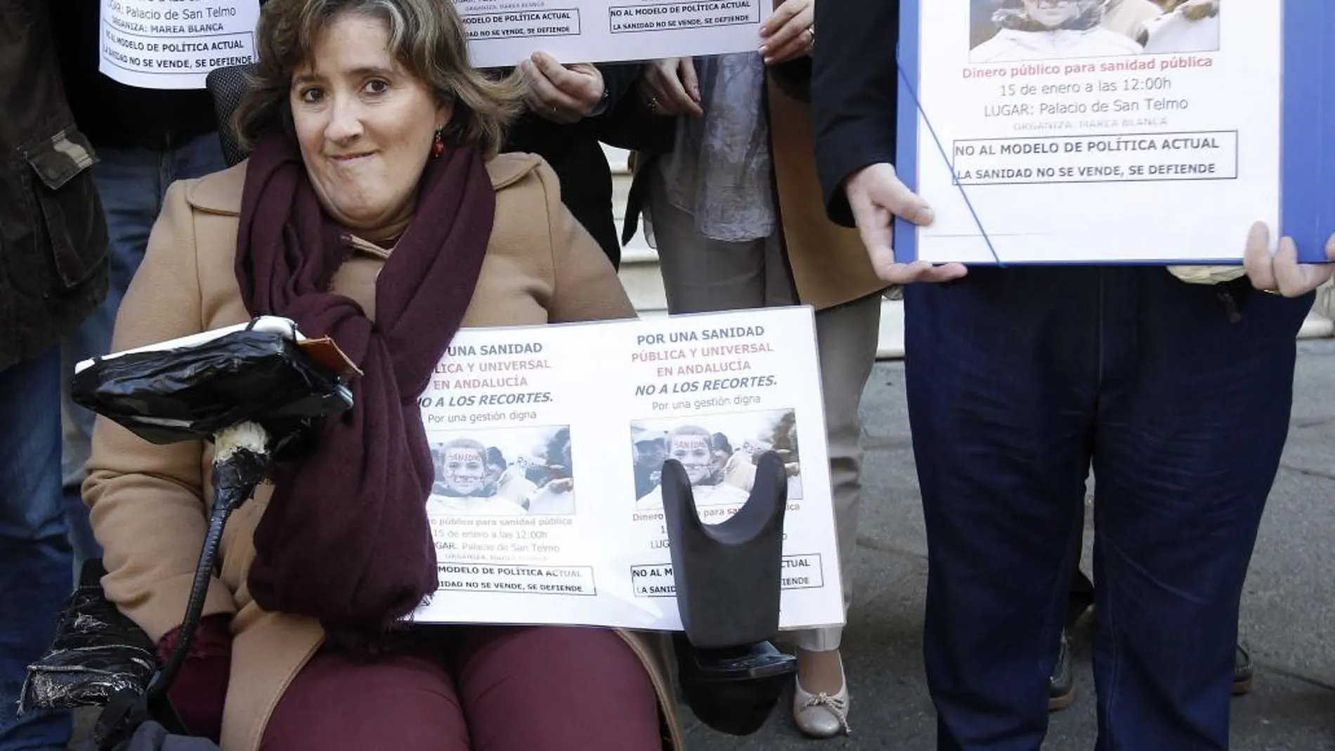 Representantes de «Marea Blanca en Sevilla» acudieron ayer al Ayuntamiento hispalense para informar al alcalde de las movilizaciones