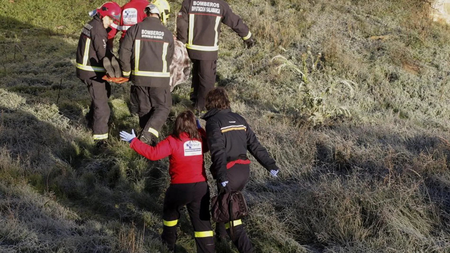 Dos personas resultaron heridas graves en la caída de su coche por el puente de entrada a la localidad de Alba de Tormes (Salamanca)