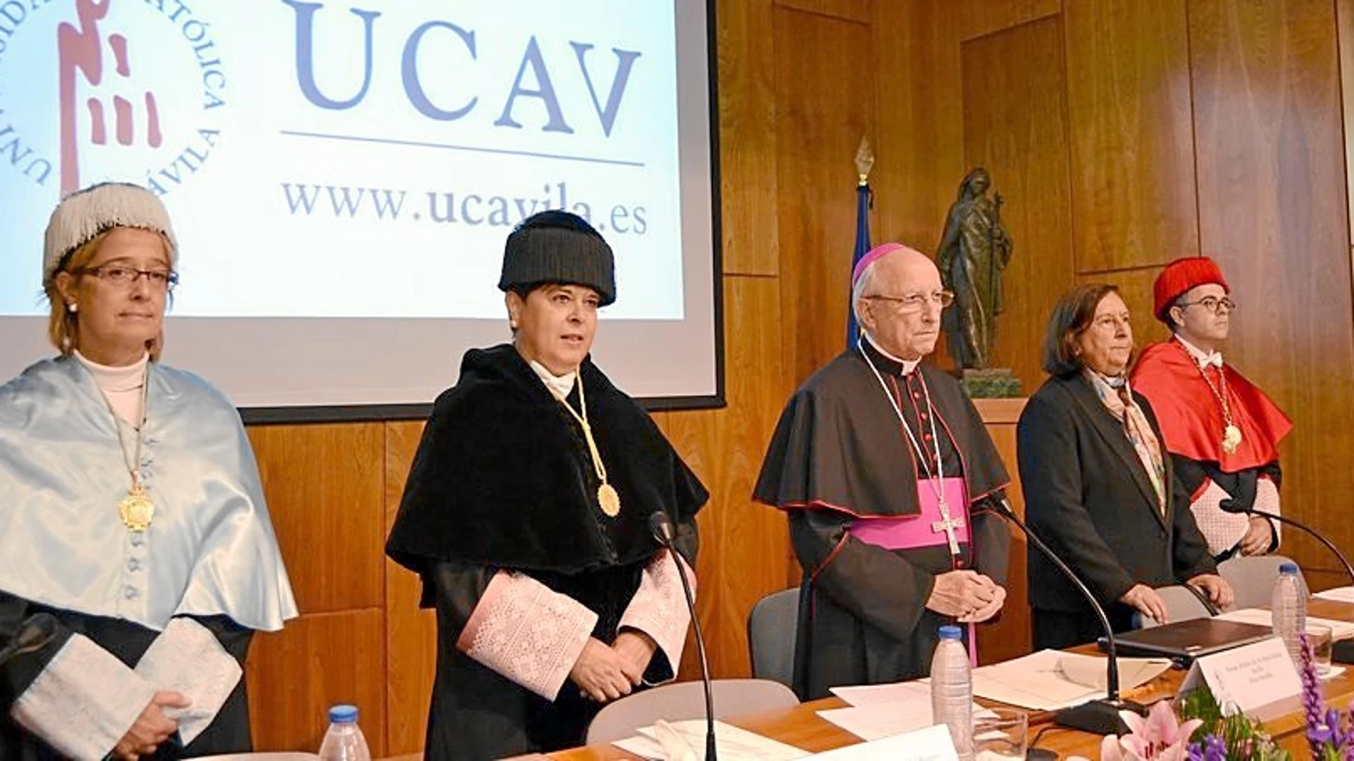 La Universidad Católica de Ávila (UCAV) inaugura el cuso académico, con la presencia de la directora general de Universidades e Investigación Pilar Garcés, la rectora María del Rosario Sáez Yugero, el profesor Carlos Romero, el obispo de Ávila, Jesús García Burillo, y la presidenta del consejo directivo de la UCAV, Lydia Jiménez