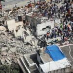Una vista aérea muestra a cientos de personas, entre afectados y rescatistas, en medio de edificios colapsados en Ciudad de México