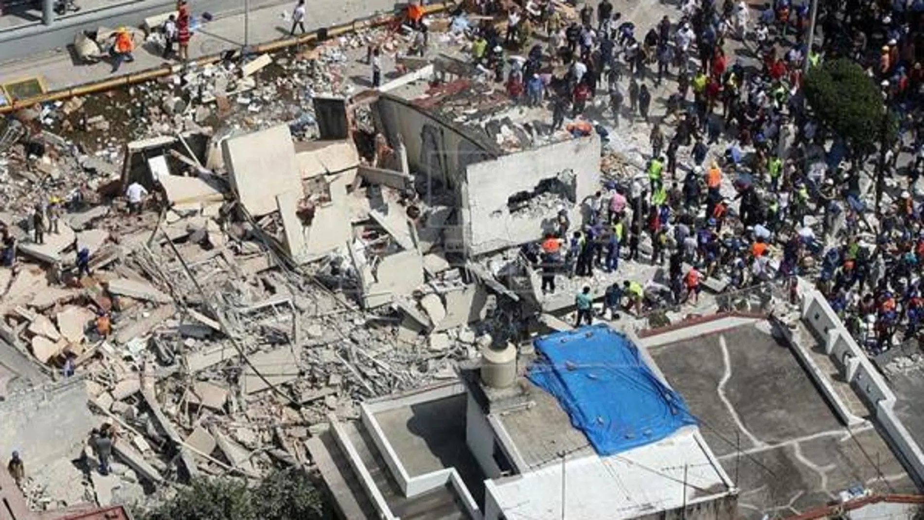 Una vista aérea muestra a cientos de personas, entre afectados y rescatistas, en medio de edificios colapsados en Ciudad de México