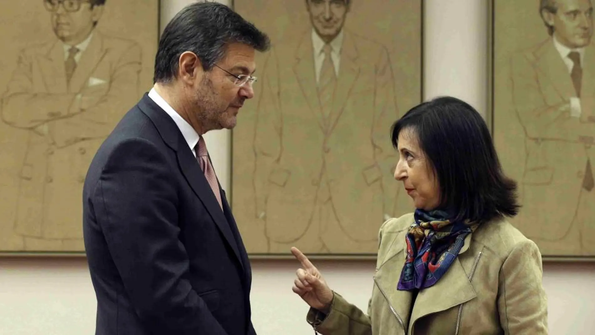 El ministro de Justicia, Rafael Catalá (i), conversa con la diputada Margarita Robles, del PSOE, antes de comparecer en el Congreso.