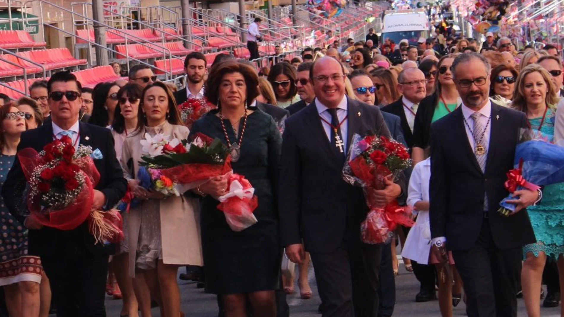 El presidente de la Comunidad, Pedro Antonio Sánchez, durante la procesión de la ofrenda de flores