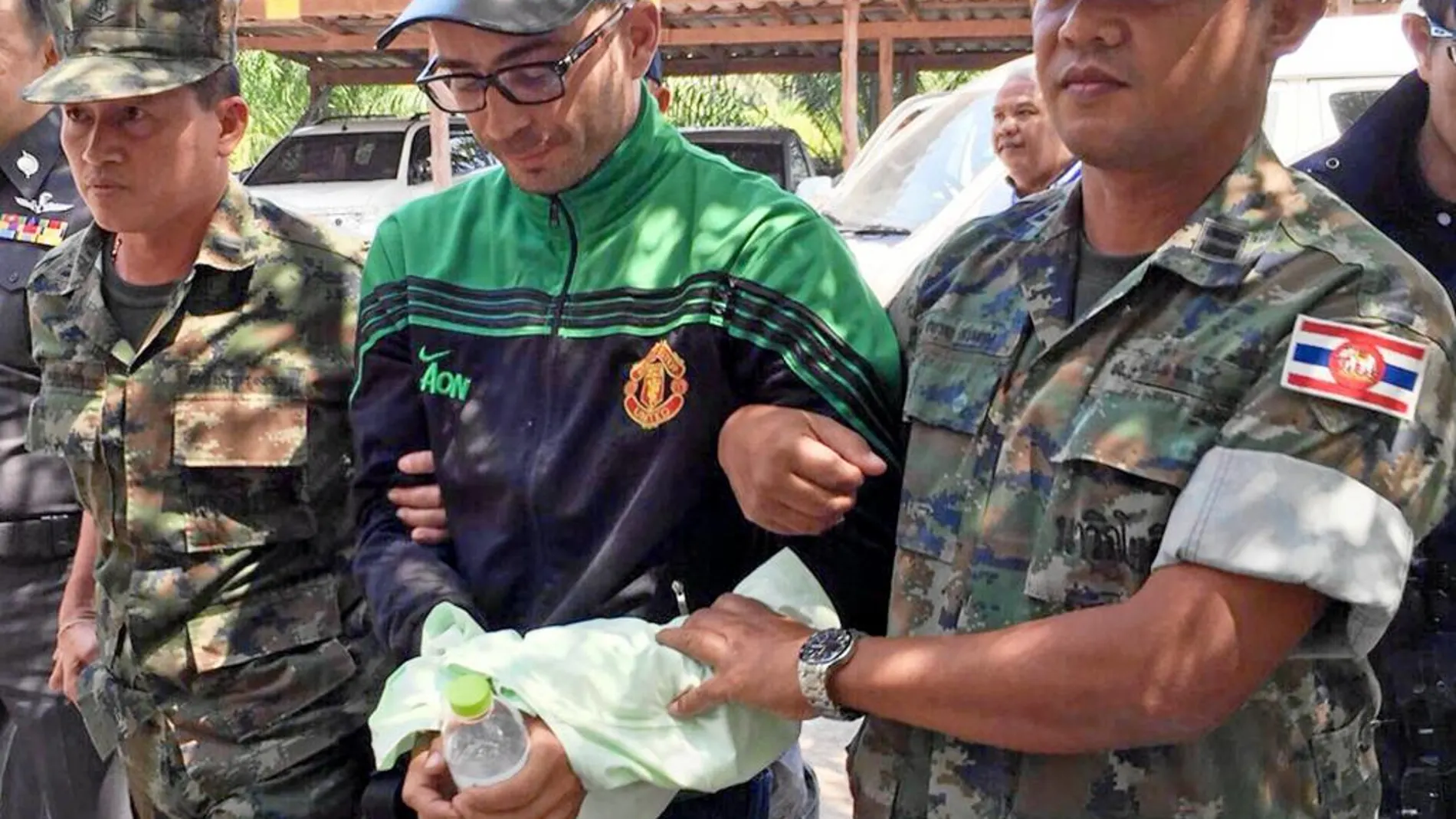 Arturo Segarra, tras ser entregado ayer a las autoridades tailandesas