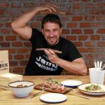 El cocinero y propietario de La Tasquería elabora una de las delicias entre panes que ofrece