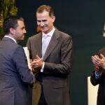 Felipe VI, Alfonso Alonso y Luis Cañada, entregan el Premio Novia Salcedo al emprendedor Jordi Albareda