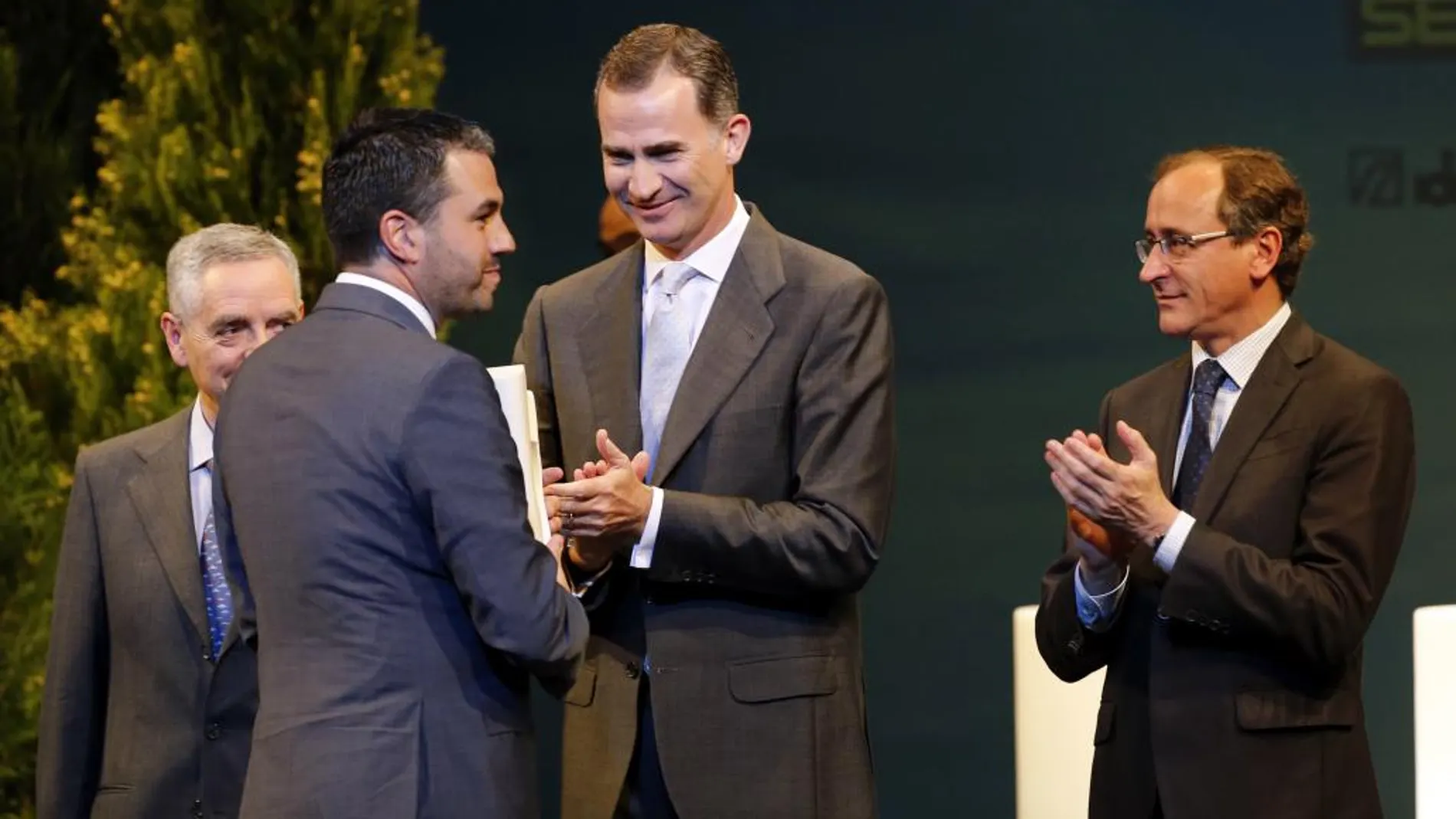 Felipe VI, Alfonso Alonso y Luis Cañada, entregan el Premio Novia Salcedo al emprendedor Jordi Albareda