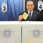 Varias mujeres desnudas protestan contra Berlusconi mientras votaba en Milán
