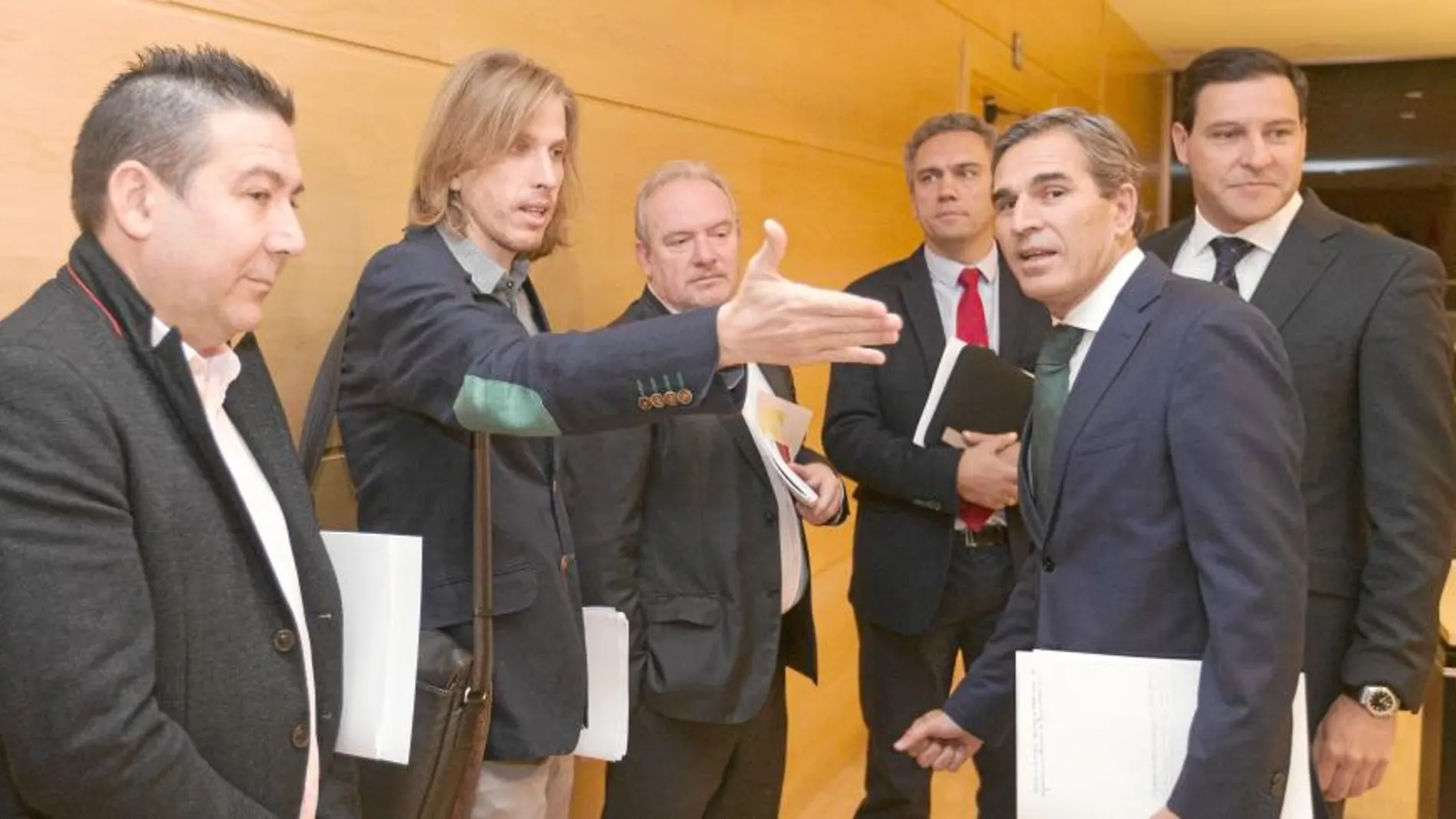 Los portavoces del PP, Raúl de la Hoz y Sanz Vitorio; del PSOE, Javier Izquierdo y José Francisco Martín; de Podemos, Pablo Fernández; y del Grupo MIxto, Luis Mariano Santos, en una reunión de la comisión de investigación de las Cortes