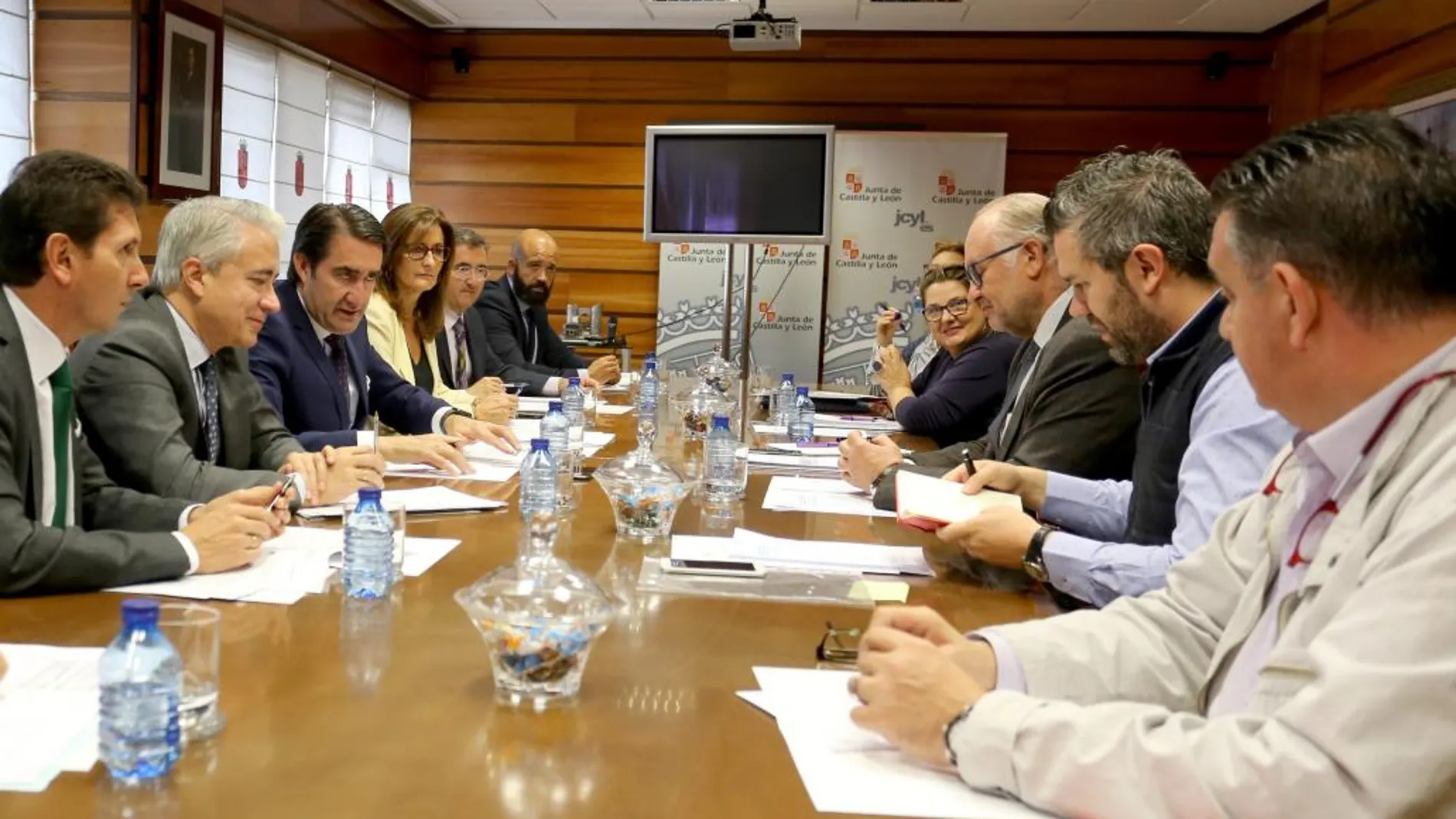 El consejero Juan Carlos Suárez-Quiñones se reúne con los representantes del Diálogo Social