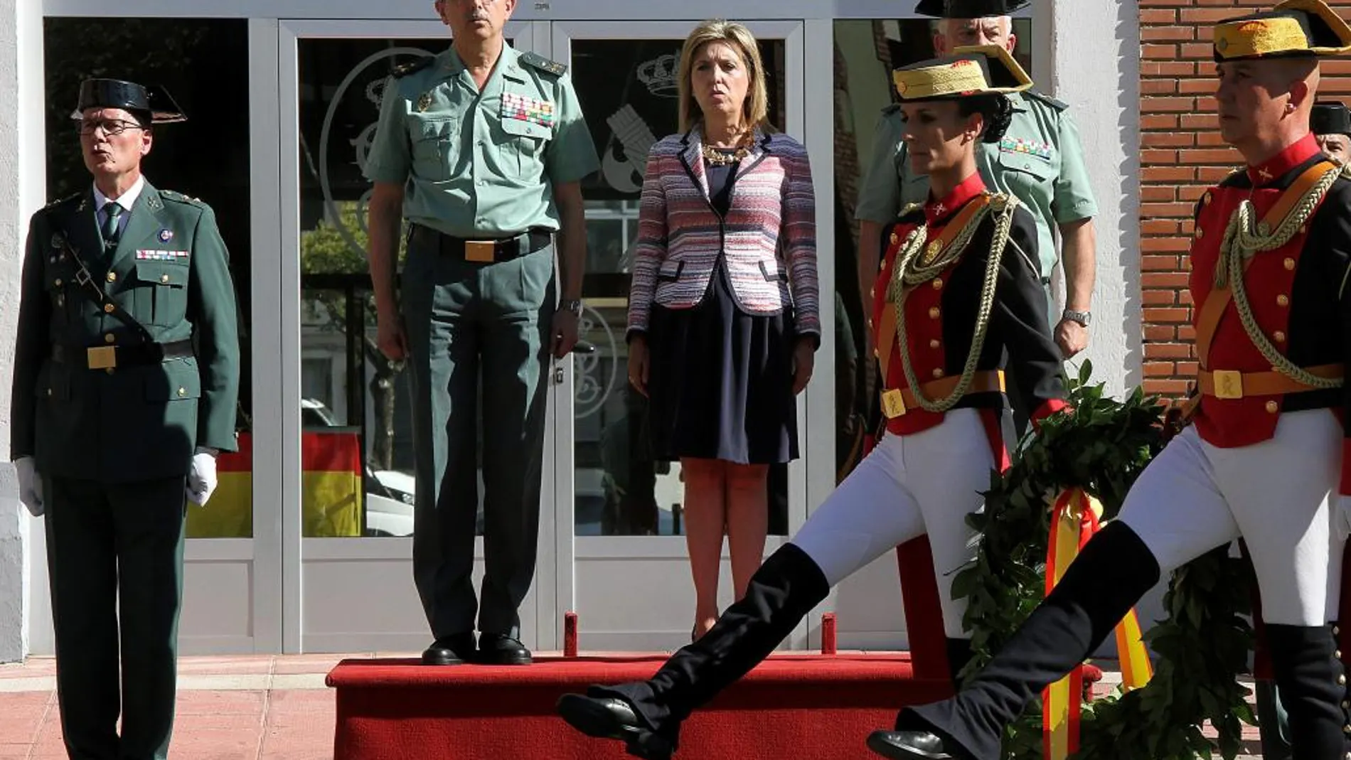 María José Salgueiro, en la toma de posesión del nuevo mando de Tráfico de la Guardia Civil, el teniente coronel Rafael Aparicio, ayer en León