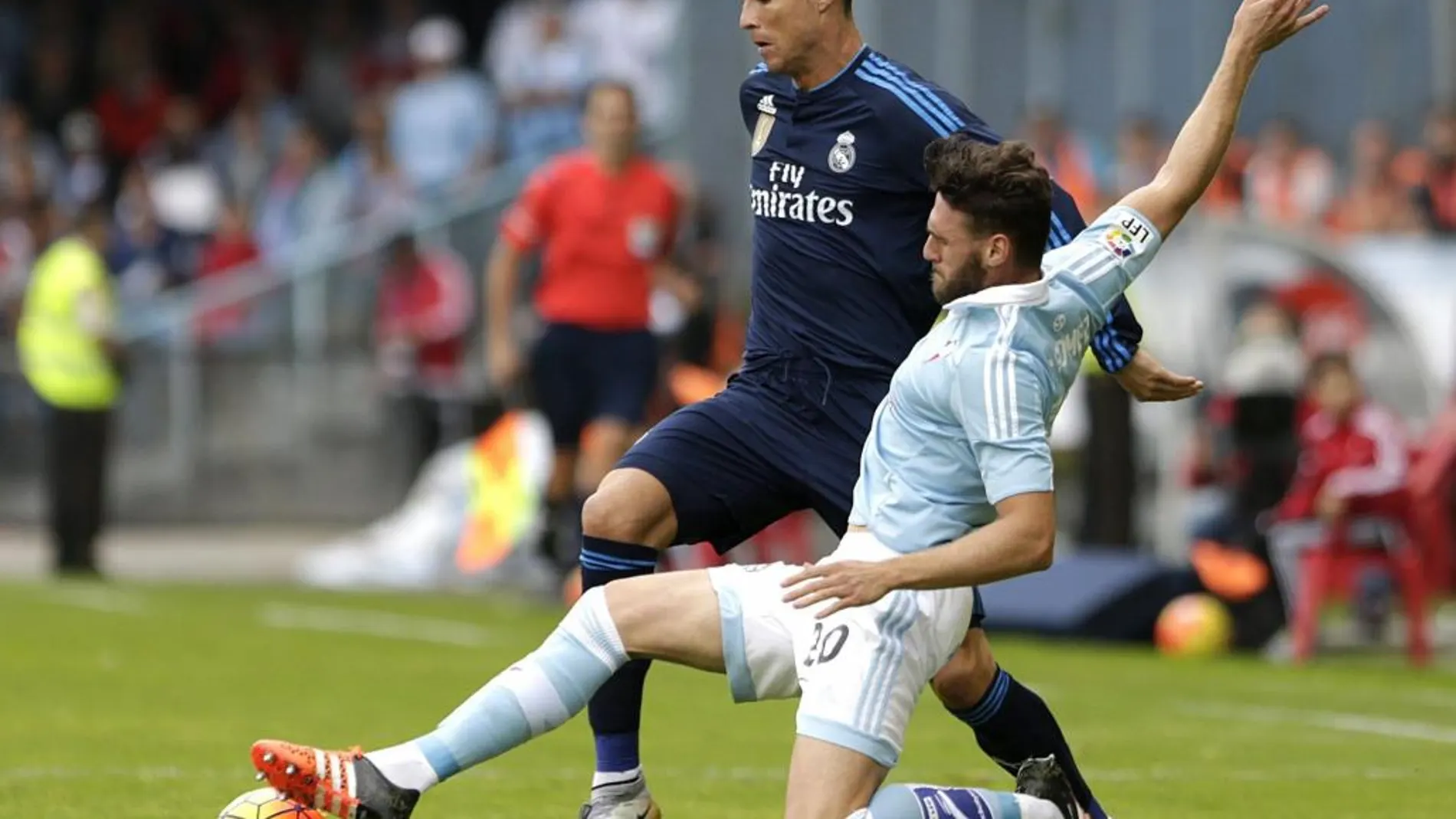 El delantero portugués del Real Madrid Cristiano Ronaldo (i) pelea un balón con el defensa del Celta Sergi Góme