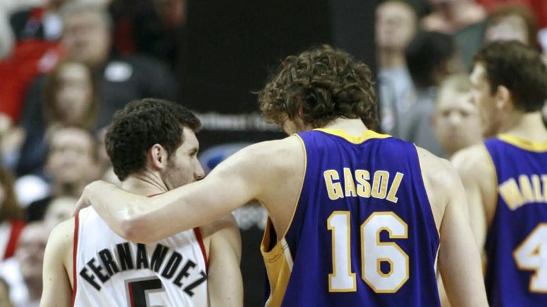 Rudy Fernández (i), de los Trail Blazers de Portland, charla con Pau Gasol, de Los Ángeles Lakers.