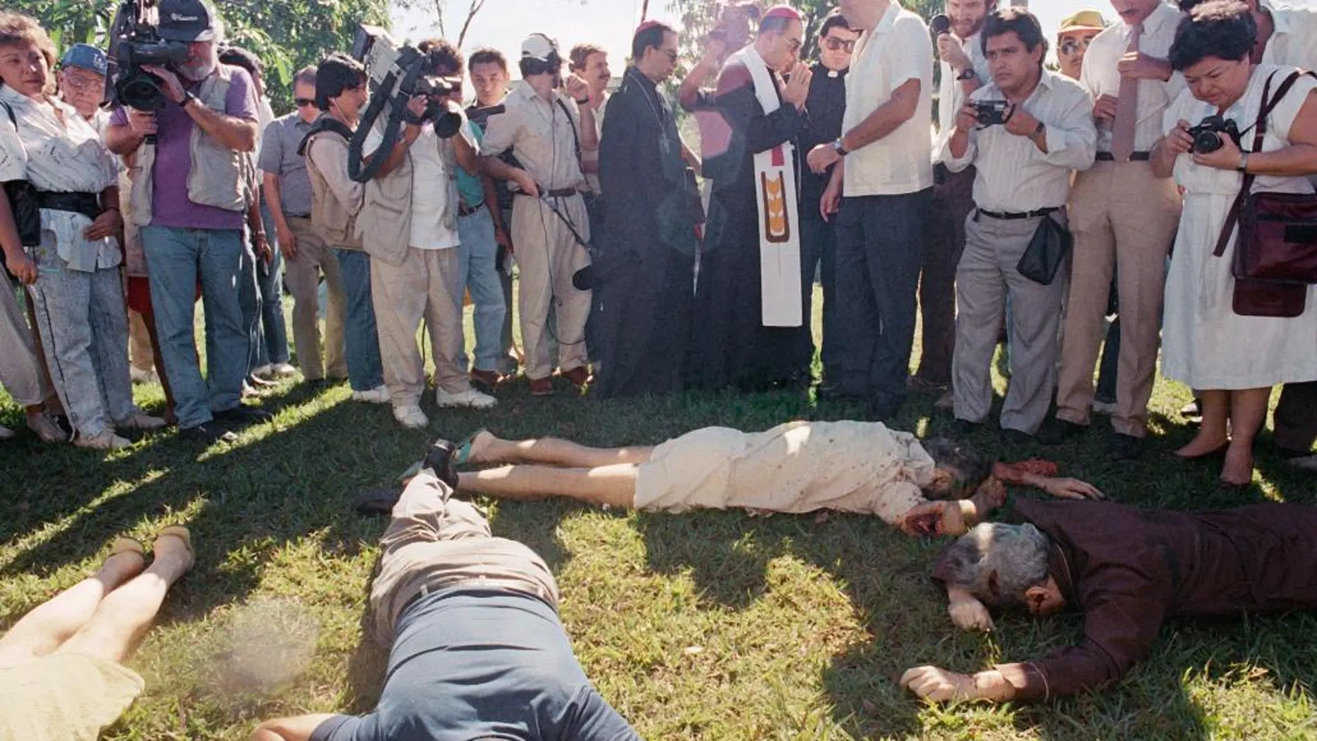 Los cuerpos de los seis jesuitas asesinados en 1989 en El Salvador.