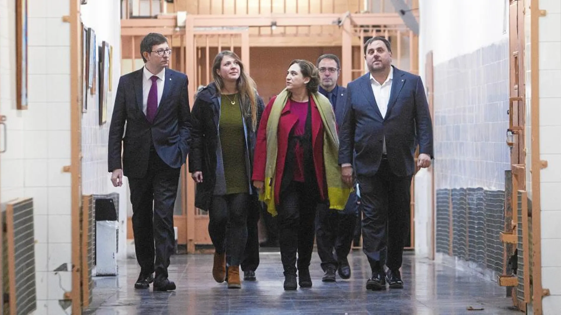 (De i a d) El conseller de Justicia de la Generalitat, Carles Mundó; la teniente de alcalde de Urbanismo, Janet Sanz; la alcaldesa de Barcelona, Ada Colau; y el vicepresidente de la Generalitat, Oriol Junqueras, entranen la prisión Modelo.