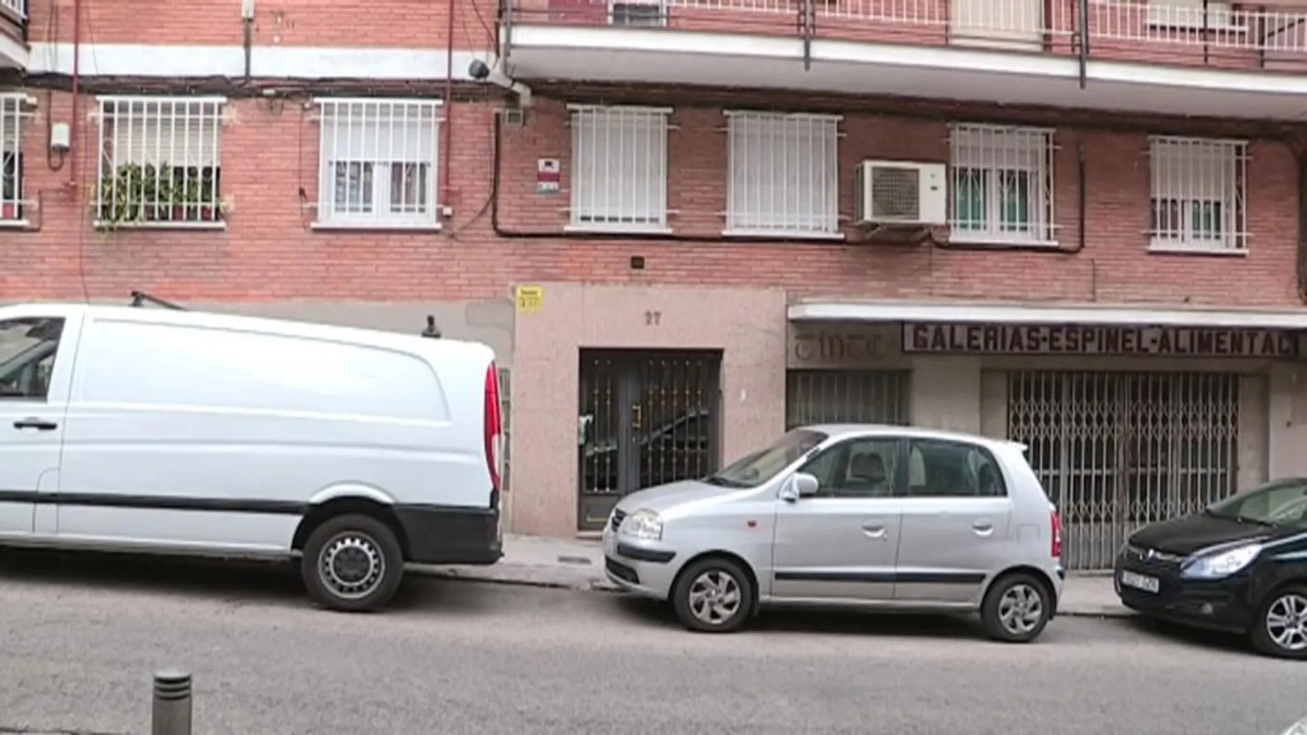 Número 27 de la calle Vicente Espinel, en el distrito madrileño de Ciudad Lineal, donde una mujer de 55 años fue estrangulada ayer presuntamente a manos de su marido.