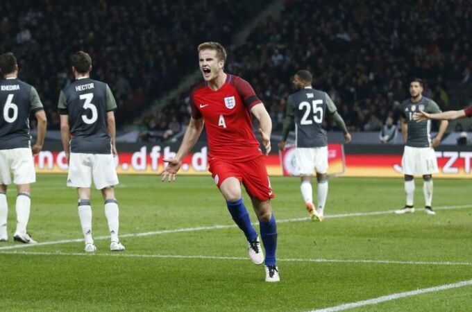 Football Soccer - Germany v England - International Friendly - Olympiastadion, Berlin, Germany - 26/3/16Eric Dier celebra con Jamie Vardy (izqu.) y Harry Kane (derch.) tras marcar del tercer gol de Inglaterra