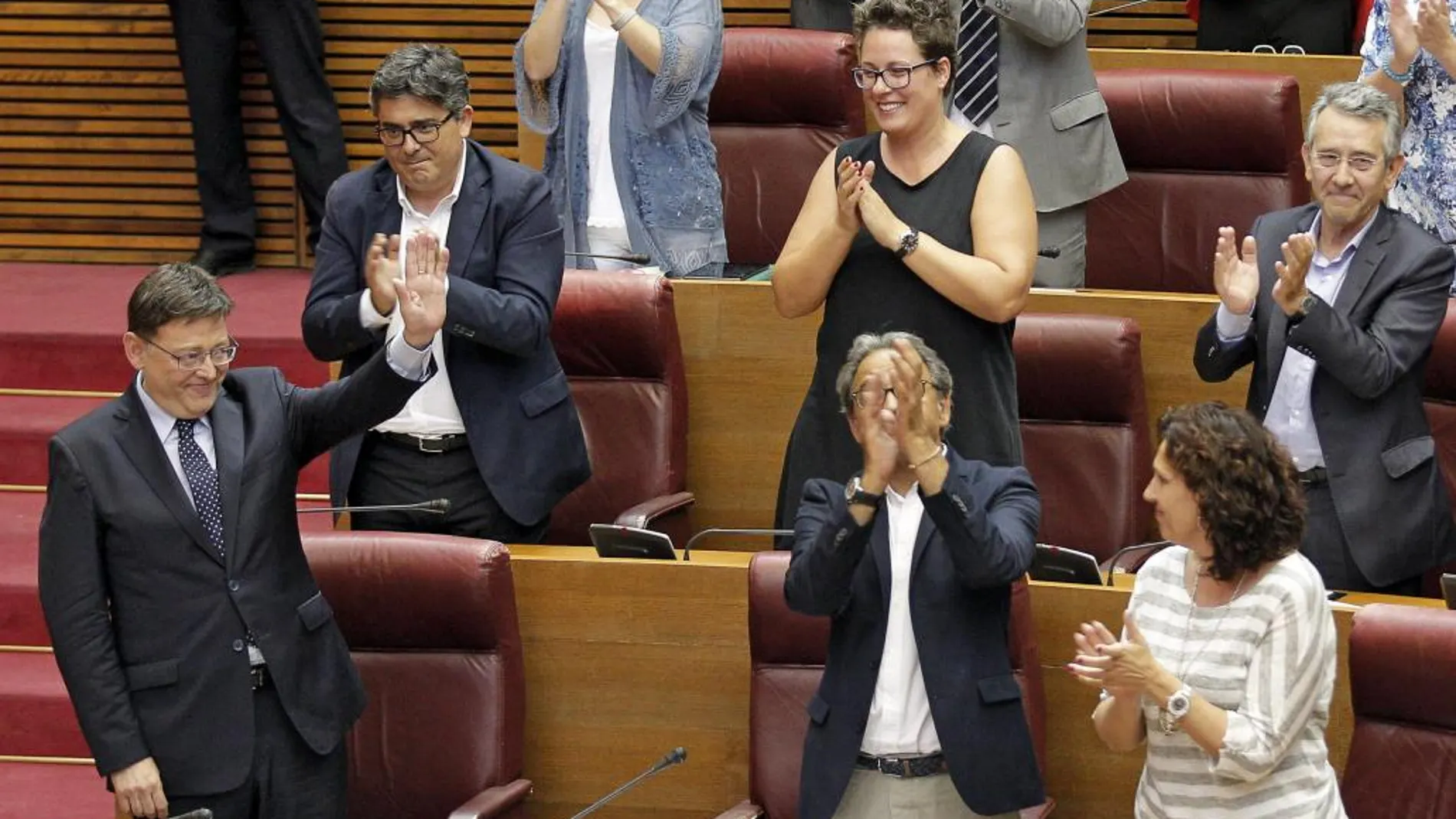 El presidente de la Generalitat, el socialista Ximo Puig, recibe el aplauso de los diputados de su grupo en Les Corts
