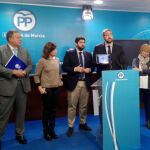 El portavoz del PP, Víctor Martínez, mostró un vídeo en el que el PSOE pedía la dimisión del alcalde de Ceutí