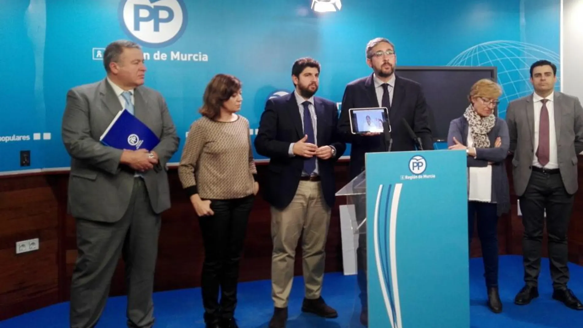 El portavoz del PP, Víctor Martínez, mostró un vídeo en el que el PSOE pedía la dimisión del alcalde de Ceutí