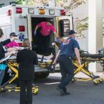 Los servicios de emergencia trasladan a los heridos al hospital de Roseburg
