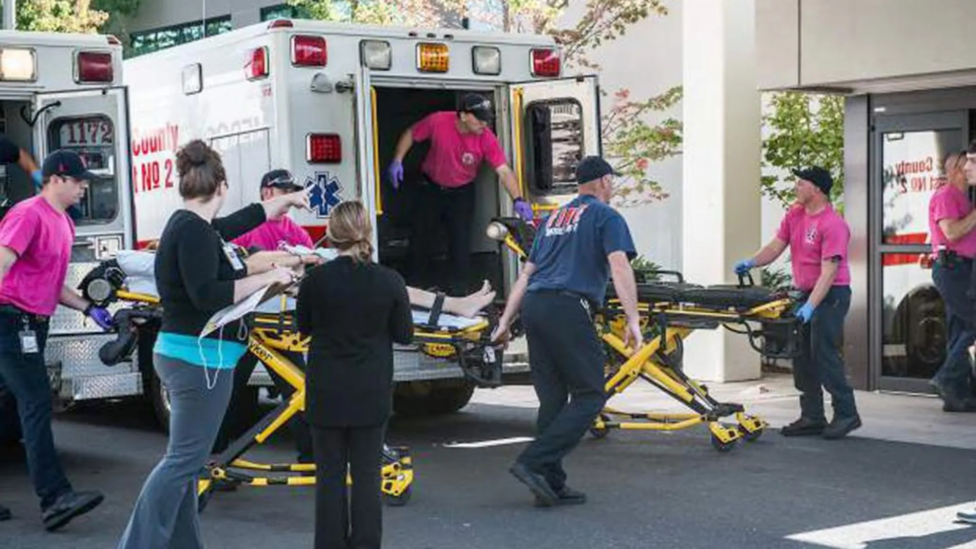 Los servicios de emergencia trasladan a los heridos al hospital de Roseburg